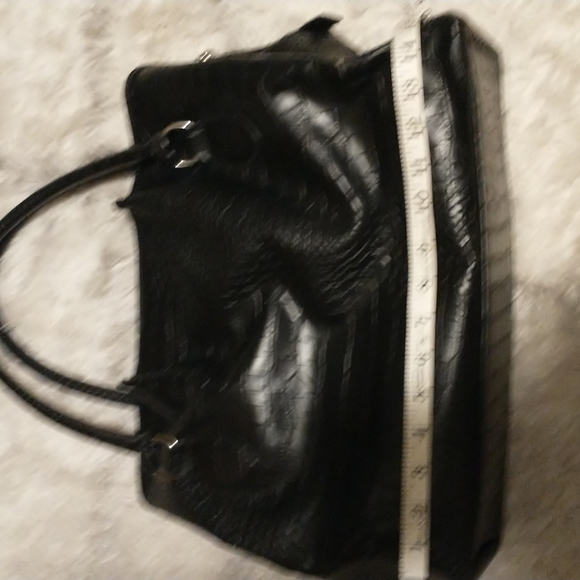 Zingara faux leather pebbled bag with lots of storage - Picture 11 of 16